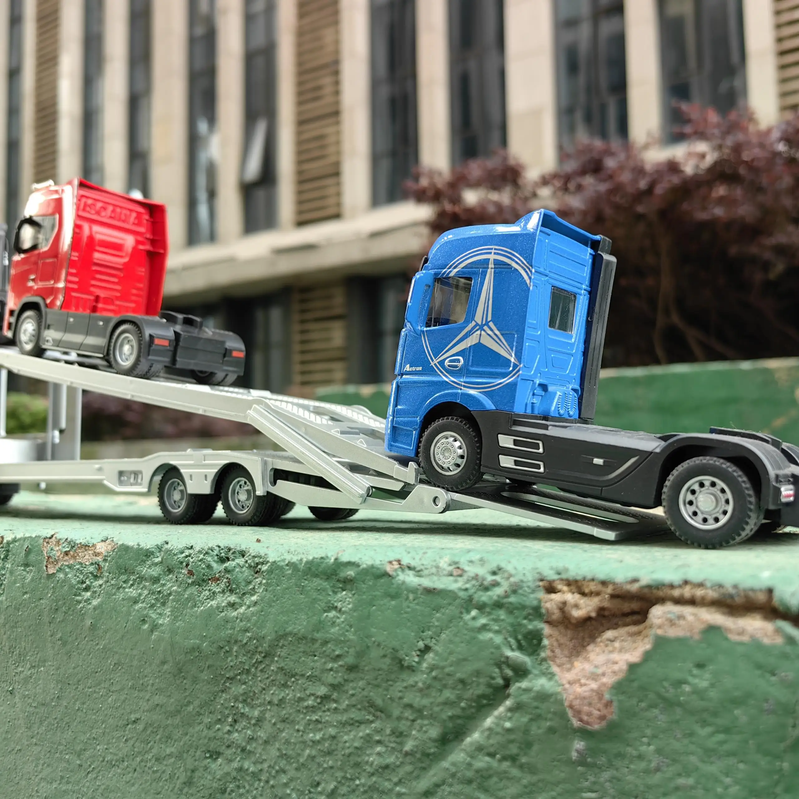 1:50 Scale Diecast Container Truck Model with Sound and Light Pull Back Action - 5